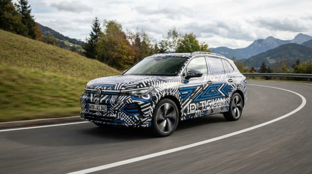 Elektrikli Volkswagen ID. Tiguan İçin Geri Sayım Başladı: Tarih Netleşti 2 Kamuflajlı bir Volkswagen ID. Tiguan, dağ manzarasındaki bir virajda hareket halinde ilerliyor.