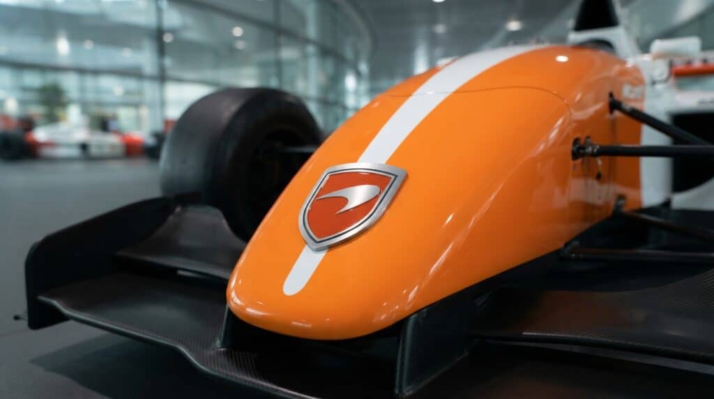 McLaren'dan Köklere Dönüş: 63 Yıllık Miras Yeni Logoyla Yaşayacak 7 McLaren Formula 1 yarış aracının ön kısmı ve üzerinde yer alan yeni marka logosu.