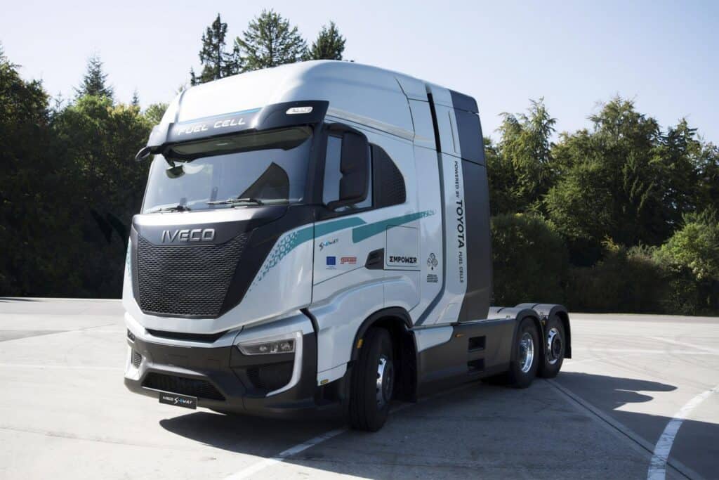 Toyota hidrojen yakıt hücresi teknolojisine sahip beyaz renkli Iveco S-Way tır çekicisi.