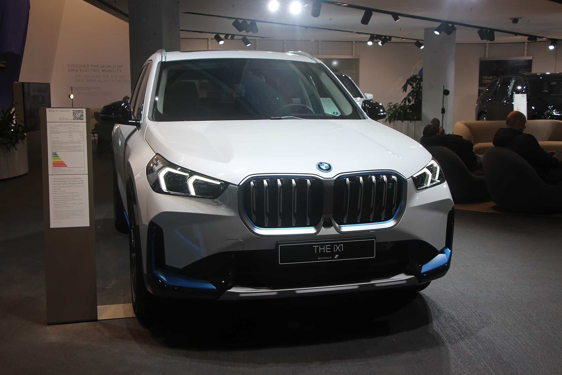 BMW iX1 İnceleme: Türkiye Şartlarında Kompakt Elektrikli SUV 6 BMW iX1 U11 dış görünüm