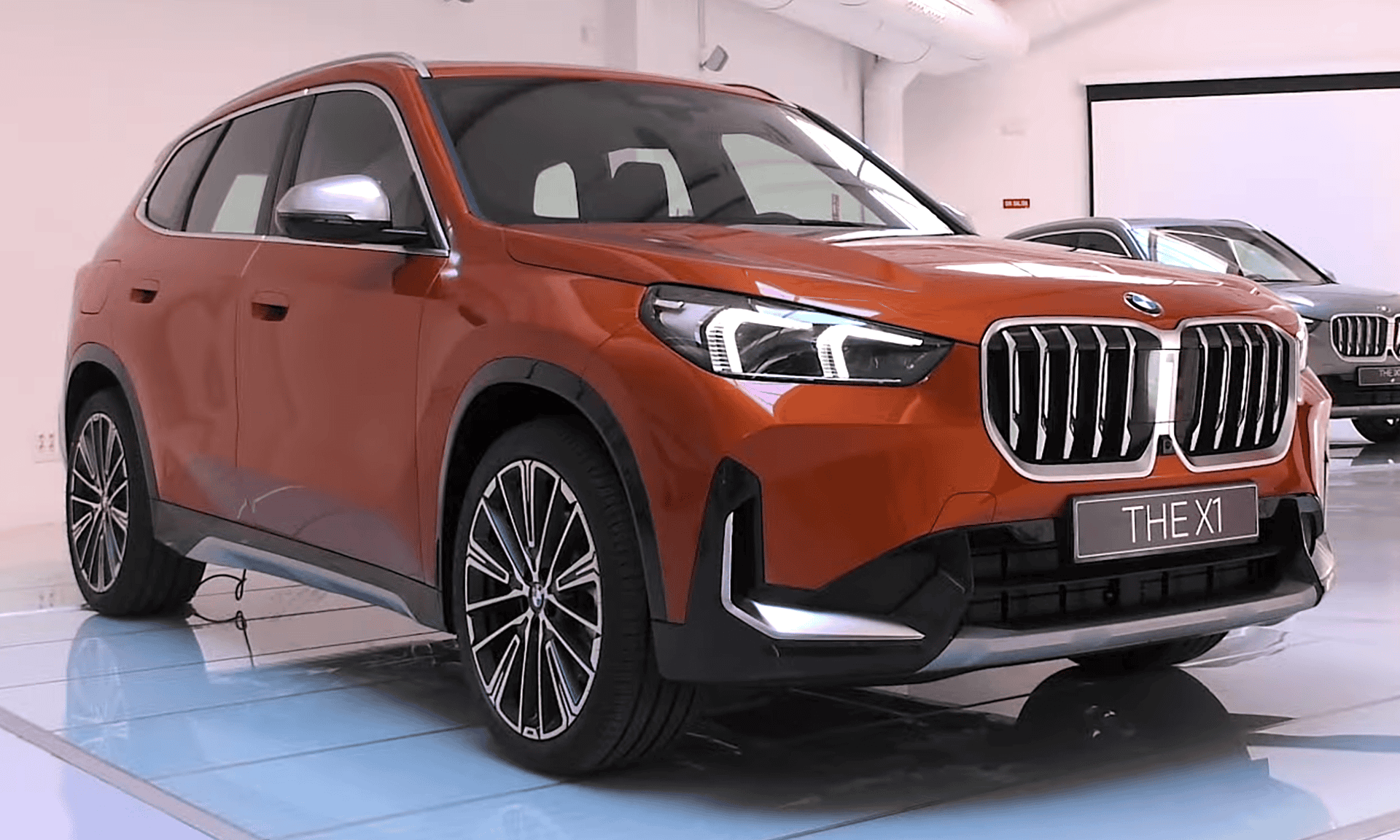 BMW iX1 İnceleme: Türkiye Şartlarında Kompakt Elektrikli SUV 7 BMW iX1 U11 dış görünüm