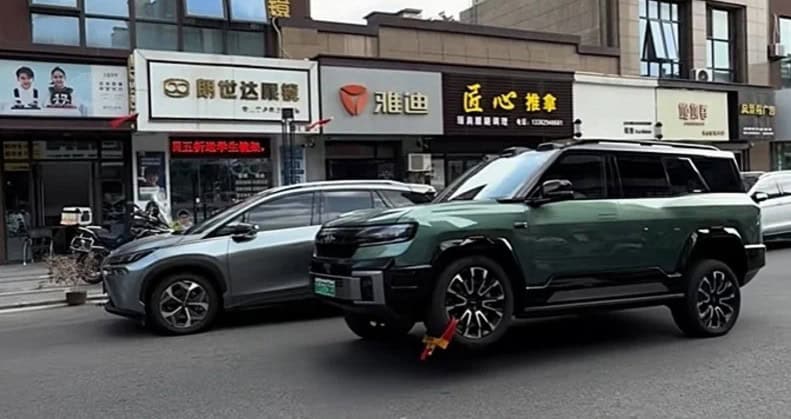 BYD SUV, Kilitli Ön Tekerleği Havaya Kaldırarak Üç Tekerlekle Yola Devam Etti 4 BYD SUV, Kilitli Ön Tekerleği Havaya Kaldırarak Üç Tekerlekle Yola Devam Etti görsel 2