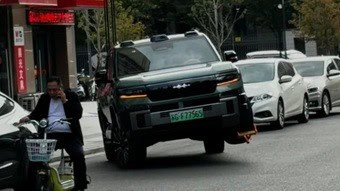 BYD SUV, Kilitli Ön Tekerleği Havaya Kaldırarak Üç Tekerlekle Yola Devam Etti 5 BYD SUV, Kilitli Ön Tekerleği Havaya Kaldırarak Üç Tekerlekle Yola Devam Etti görsel 3
