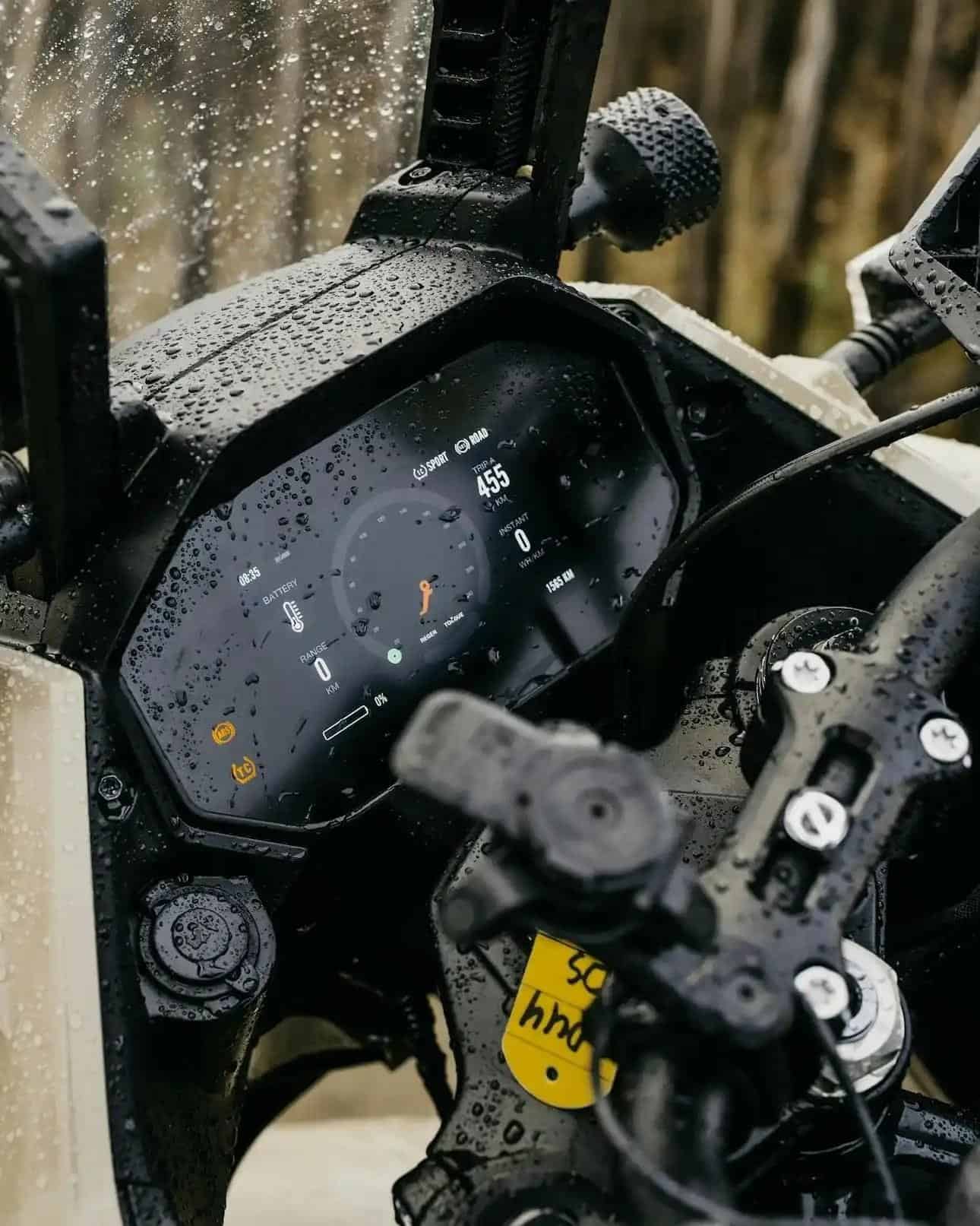 Elektrikli Motosikletlerde Menzil Rekoru Yeniden Yazıldı: Tek Şarjla 436 Kilometre 6 Elektrikli Motosikletlerde Menzil Rekoru Yeniden Yazıldı: Tek Şarjla 436 Kilometre görsel 4