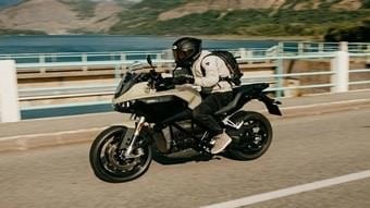 Elektrikli Motosikletlerde Menzil Rekoru Yeniden Yazıldı: Tek Şarjla 436 Kilometre 7 Elektrikli Motosikletlerde Menzil Rekoru Yeniden Yazıldı: Tek Şarjla 436 Kilometre görsel 5