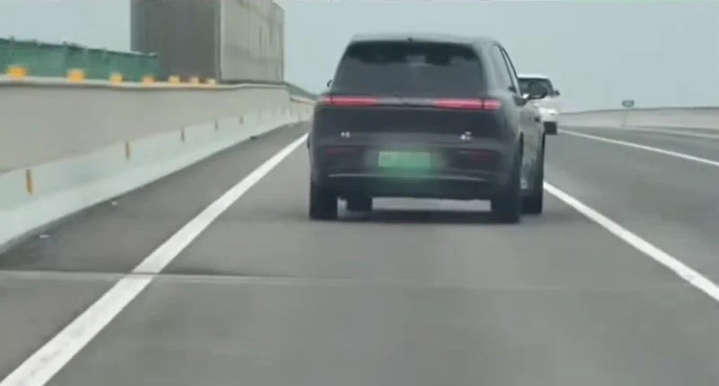 Otoyolda Saatte 100 Km Hızla Çapraz İlerleyen Çinli SUV Gündem Oldu görsel 2