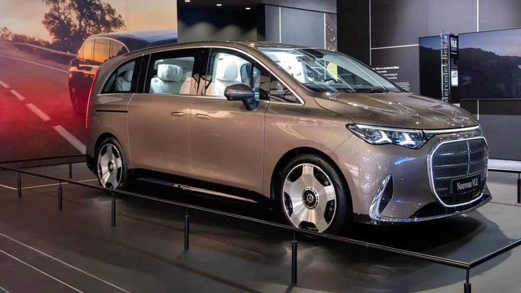 Paris Otomobil Fuarı'nda Küçük Çocuğun Lüks Mercedes VLE ile Duvara Çarpması Güvenlik Tartışması Yarattı 4 Paris Otomobil Fuarı'nda Küçük Çocuğun Lüks Mercedes VLE ile Duvara Çarpması Güvenlik Tartışması Yarattı görsel 2