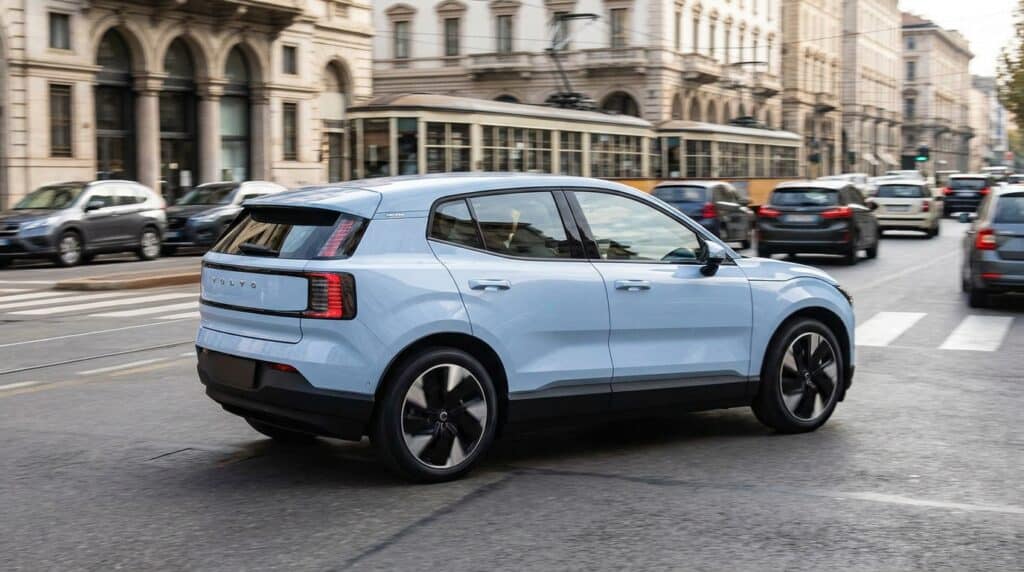 Volvo'dan Avrupa Pazarına Özel Ulaşılabilir Elektrikli SUV Hamlesi 2 Açık mavi renkteki Volvo EX30 elektrikli SUV modeli şehir içi caddede ilerliyor.